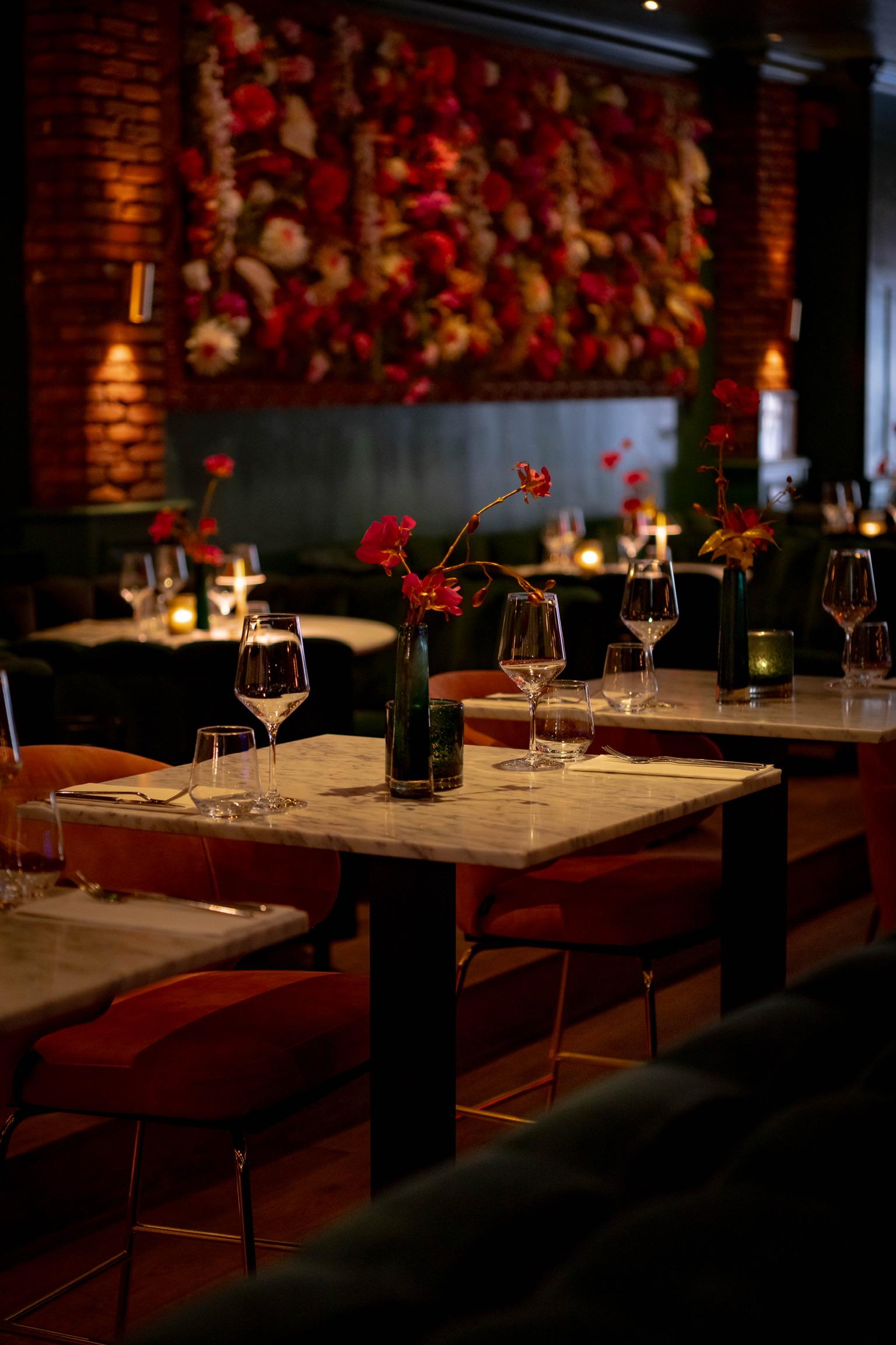 Interieur — tafels met bloemenwand